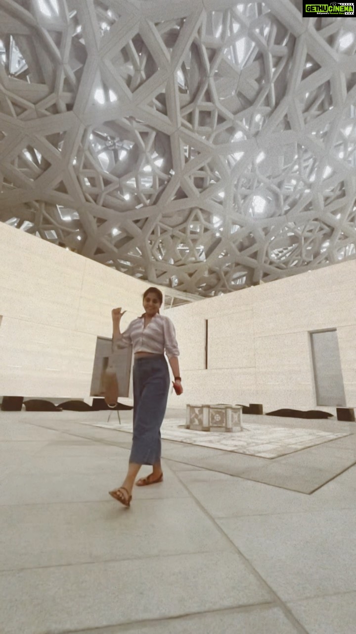 Meera Nandan Instagram - @louvreabudhabi ✨ @akhinair #reels #instareels #retro #reelsinstagram #louvreabudhabi #love #slomo Louvre Abu Dhabi