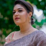 Meghana Raj Instagram – We missed u guys last week! But loads of entertainment guaranteed on #dancingchampion this week! 🤍 
.
Styling @harshithareddy_stylebook 
.
.
Saree @samyakkclothing 
.
.
Hairstylist @makeover_by_raghu_nagaraj_n 
.
.
Accessories @akalpa_by_harshitha and @adorebypriyanka
.
.
Photography @santhuphotography9