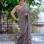 Meghana Raj Instagram – We missed u guys last week! But loads of entertainment guaranteed on #dancingchampion this week! 🤍 
.
Styling @harshithareddy_stylebook 
.
.
Saree @samyakkclothing 
.
.
Hairstylist @makeover_by_raghu_nagaraj_n 
.
.
Accessories @akalpa_by_harshitha and @adorebypriyanka
.
.
Photography @santhuphotography9