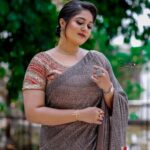 Meghana Raj Instagram – We missed u guys last week! But loads of entertainment guaranteed on #dancingchampion this week! 🤍
.
Styling @harshithareddy_stylebook
.
.
Saree @samyakkclothing
.
.
Hairstylist @makeover_by_raghu_nagaraj_n
.
.
Accessories @akalpa_by_harshitha and @adorebypriyanka
.
.
Photography @santhuphotography9