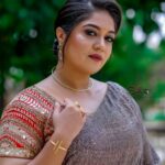 Meghana Raj Instagram – We missed u guys last week! But loads of entertainment guaranteed on #dancingchampion this week! 🤍
.
Styling @harshithareddy_stylebook
.
.
Saree @samyakkclothing
.
.
Hairstylist @makeover_by_raghu_nagaraj_n
.
.
Accessories @akalpa_by_harshitha and @adorebypriyanka
.
.
Photography @santhuphotography9