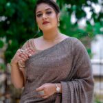 Meghana Raj Instagram – We missed u guys last week! But loads of entertainment guaranteed on #dancingchampion this week! 🤍
.
Styling @harshithareddy_stylebook
.
.
Saree @samyakkclothing
.
.
Hairstylist @makeover_by_raghu_nagaraj_n
.
.
Accessories @akalpa_by_harshitha and @adorebypriyanka
.
.
Photography @santhuphotography9