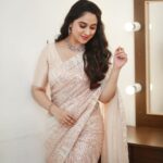 Miya George Instagram - pastel nd shimmer makes a gud combination right ... Makeup nd hair @femy_antony__ Saree @pothysofficial Styling @sabarinathk_ Jewelry @meralda.jewels Pic 📸 @pranavraaaj @zeekeralam #DanceKeralaDance