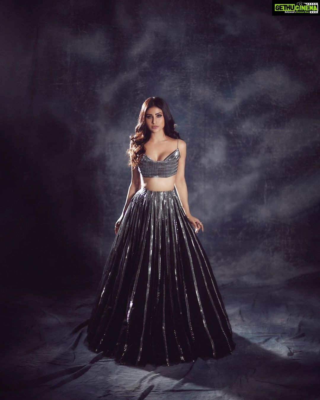 Mouni Roy Instagram - loves all black err’ything • • • • • Outfit by : @rudrakshdwivedi @asmotiwala Rings : @mozaati @kushalsfashionjewellery Styled by : @manekaharisinghani Shot by : @kadamajay Hair by : @queenslychettiar Make up by :@mukeshpatilmakeup @zeetv #didlilmasters