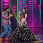 Mouni Roy Instagram – Poora India Ainvayi-Ainvayi Ainvayi-Ainvayi lut jaayega, iss performance par! 🤙 🤙 😍 Dekhiye #DIDLilMasters, iss weekend, raat 9 baje, sirf @zeetv par.
#DanceKeBaap
@remodsouza @iamsonalibendre 
@ranveersingh @fullscreenentertainment @vibhorratna