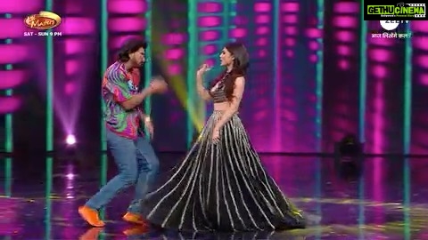Mouni Roy Instagram - Poora India Ainvayi-Ainvayi Ainvayi-Ainvayi lut jaayega, iss performance par! π€ π€ π Dekhiye #DIDLilMasters, iss weekend, raat 9 baje, sirf @zeetv par. #DanceKeBaap @remodsouza @iamsonalibendre @ranveersingh @fullscreenentertainment @vibhorratna