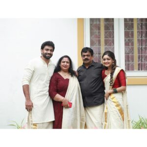 Mrudula Murali Instagram - They made it official after a decade long courtship! 💍

Long story short - my combined studies with @menon_meenakshy turned out fruitful to @kalyani.srsh & @midhunmuralimangalasseri 

The teenager who hated me going over to her house to do combined study with her sister, now has no other choice but see my moonji every now and then.😋

Congratulations to all of us!🤓🤓🤓

All photos taken by my other brother from another mother @pranavraaaj ♥️