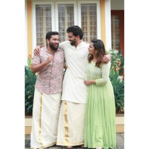 Mrudula Murali Instagram - They made it official after a decade long courtship! 💍

Long story short - my combined studies with @menon_meenakshy turned out fruitful to @kalyani.srsh & @midhunmuralimangalasseri 

The teenager who hated me going over to her house to do combined study with her sister, now has no other choice but see my moonji every now and then.😋

Congratulations to all of us!🤓🤓🤓

All photos taken by my other brother from another mother @pranavraaaj ♥️
