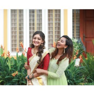 Mrudula Murali Instagram - They made it official after a decade long courtship! 💍

Long story short - my combined studies with @menon_meenakshy turned out fruitful to @kalyani.srsh & @midhunmuralimangalasseri 

The teenager who hated me going over to her house to do combined study with her sister, now has no other choice but see my moonji every now and then.😋

Congratulations to all of us!🤓🤓🤓

All photos taken by my other brother from another mother @pranavraaaj ♥️