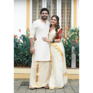 Mrudula Murali Instagram - They made it official after a decade long courtship! 💍

Long story short - my combined studies with @menon_meenakshy turned out fruitful to @kalyani.srsh & @midhunmuralimangalasseri 

The teenager who hated me going over to her house to do combined study with her sister, now has no other choice but see my moonji every now and then.😋

Congratulations to all of us!🤓🤓🤓

All photos taken by my other brother from another mother @pranavraaaj ♥️