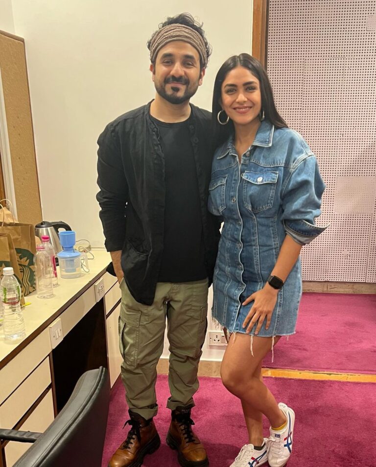 Mrunal Thakur Instagram - It was lovely to finally attend Vir Das’ #wantedtour. Brave, entertaining and inspiring! Thank you for making us laugh till our jaws hurt! A must watch for all!❤️ @virdas you’re Amazing 🙌🏻🙌🏻🙌🏻