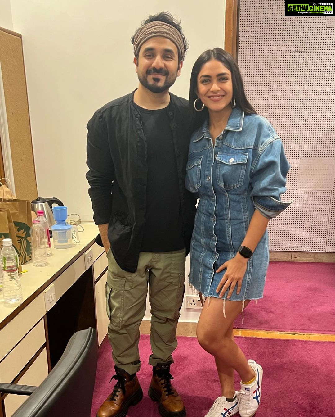 Mrunal Thakur Instagram - It was lovely to finally attend Vir Dasβ #wantedtour. Brave, entertaining and inspiring! Thank you for making us laugh till our jaws hurt! A must watch for all!β€οΈ @virdas youβre Amazing ππ»ππ»ππ»