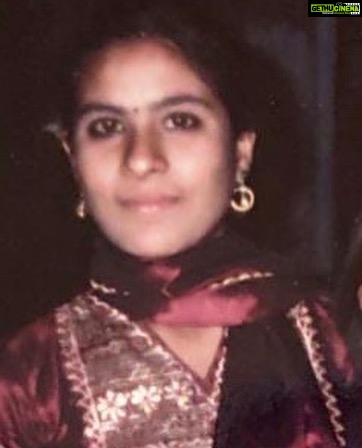 Mrunal Thakur Instagram - Happy Mother’s Day to my most beautiful mumma @vandanaofficialthakur love you ❤️❤️❤️