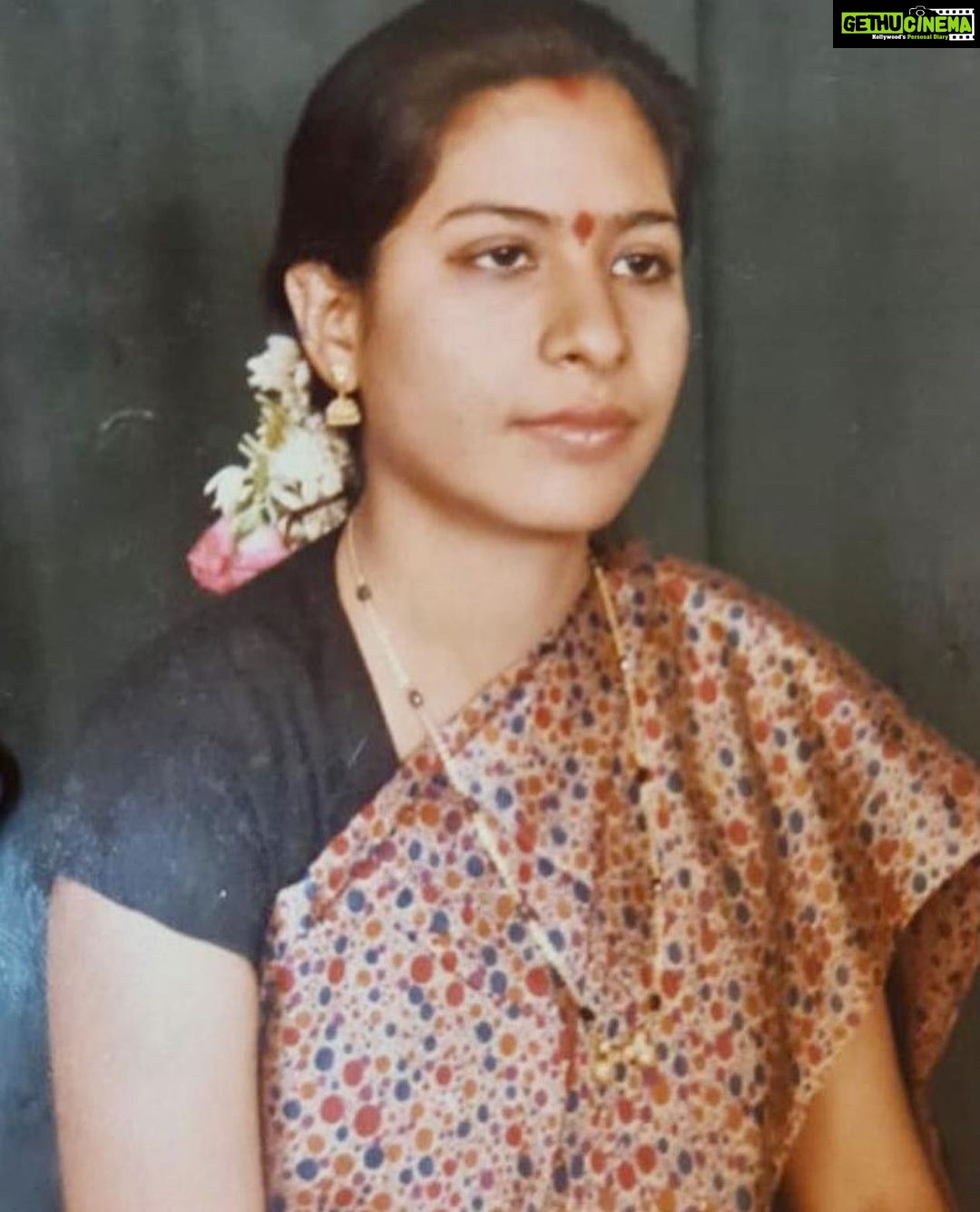 Mrunal Thakur Instagram - Happy Mother’s Day to my most beautiful mumma @vandanaofficialthakur love you ❤️❤️❤️