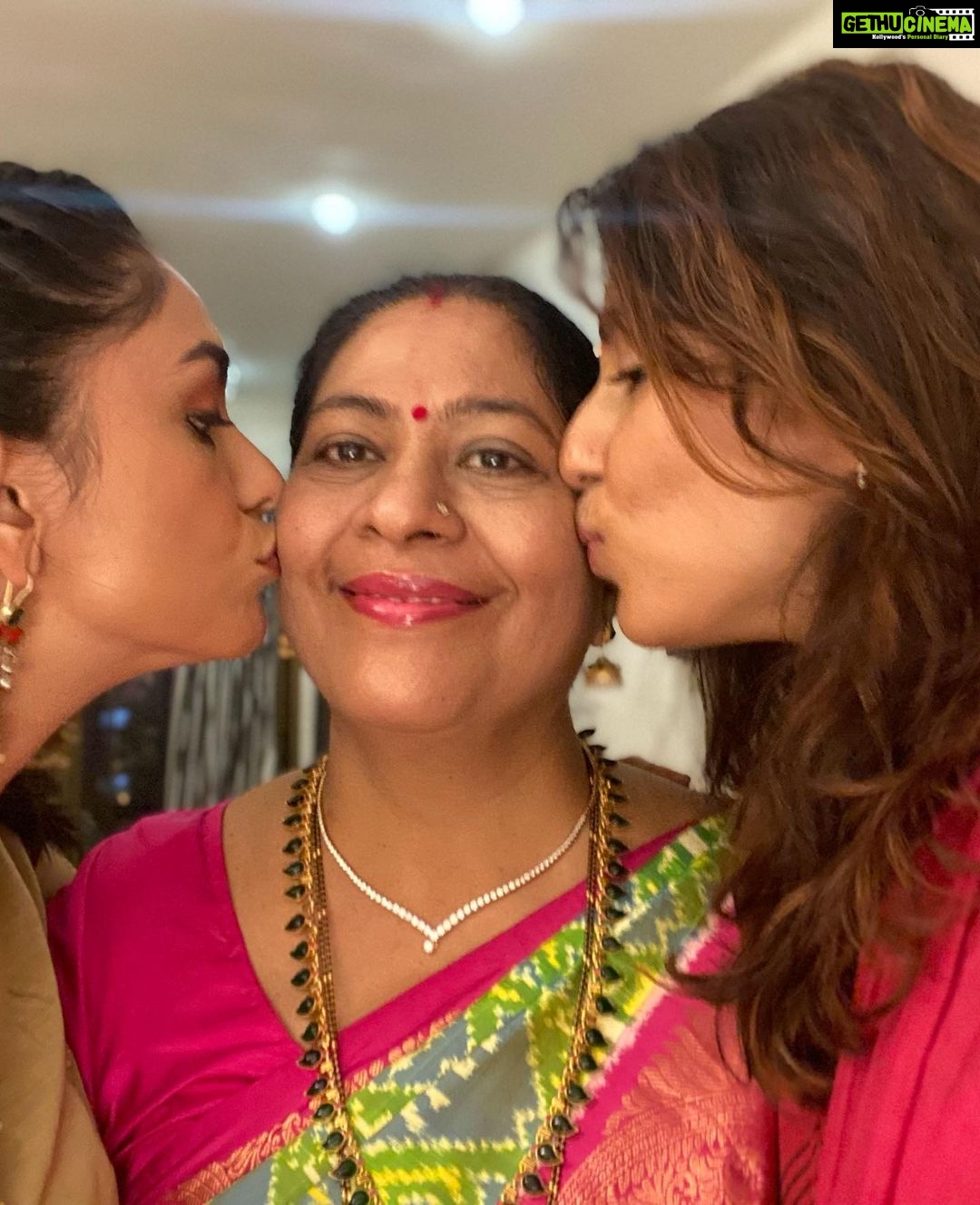 Mrunal Thakur Instagram - Happy Mother’s Day to my most beautiful mumma @vandanaofficialthakur love you ❤️❤️❤️