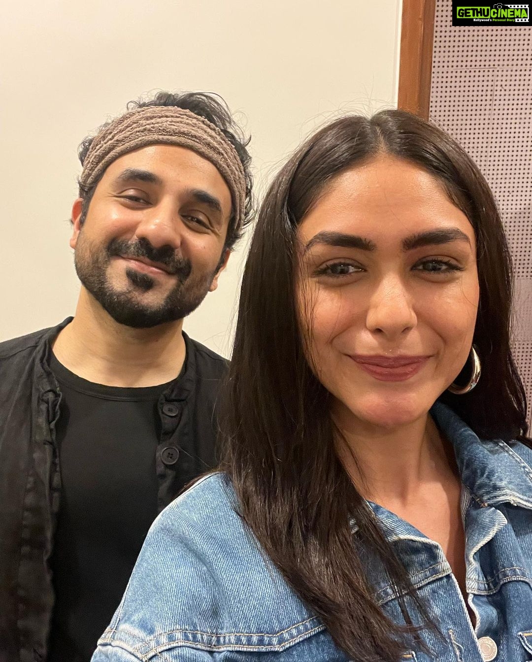 Mrunal Thakur Instagram - It was lovely to finally attend Vir Dasβ #wantedtour. Brave, entertaining and inspiring! Thank you for making us laugh till our jaws hurt! A must watch for all!β€οΈ @virdas youβre Amazing ππ»ππ»ππ»