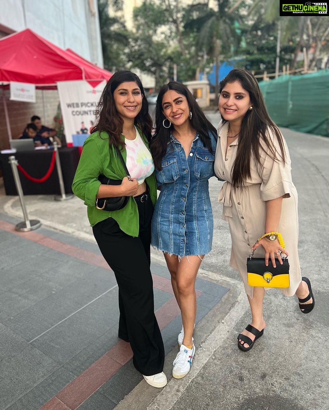 Mrunal Thakur Instagram - It was lovely to finally attend Vir Dasβ #wantedtour. Brave, entertaining and inspiring! Thank you for making us laugh till our jaws hurt! A must watch for all!β€οΈ @virdas youβre Amazing ππ»ππ»ππ»