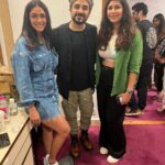 Mrunal Thakur Instagram - It was lovely to finally attend Vir Das’ #wantedtour. Brave, entertaining and inspiring! Thank you for making us laugh till our jaws hurt! A must watch for all!❤️ @virdas you’re Amazing 🙌🏻🙌🏻🙌🏻