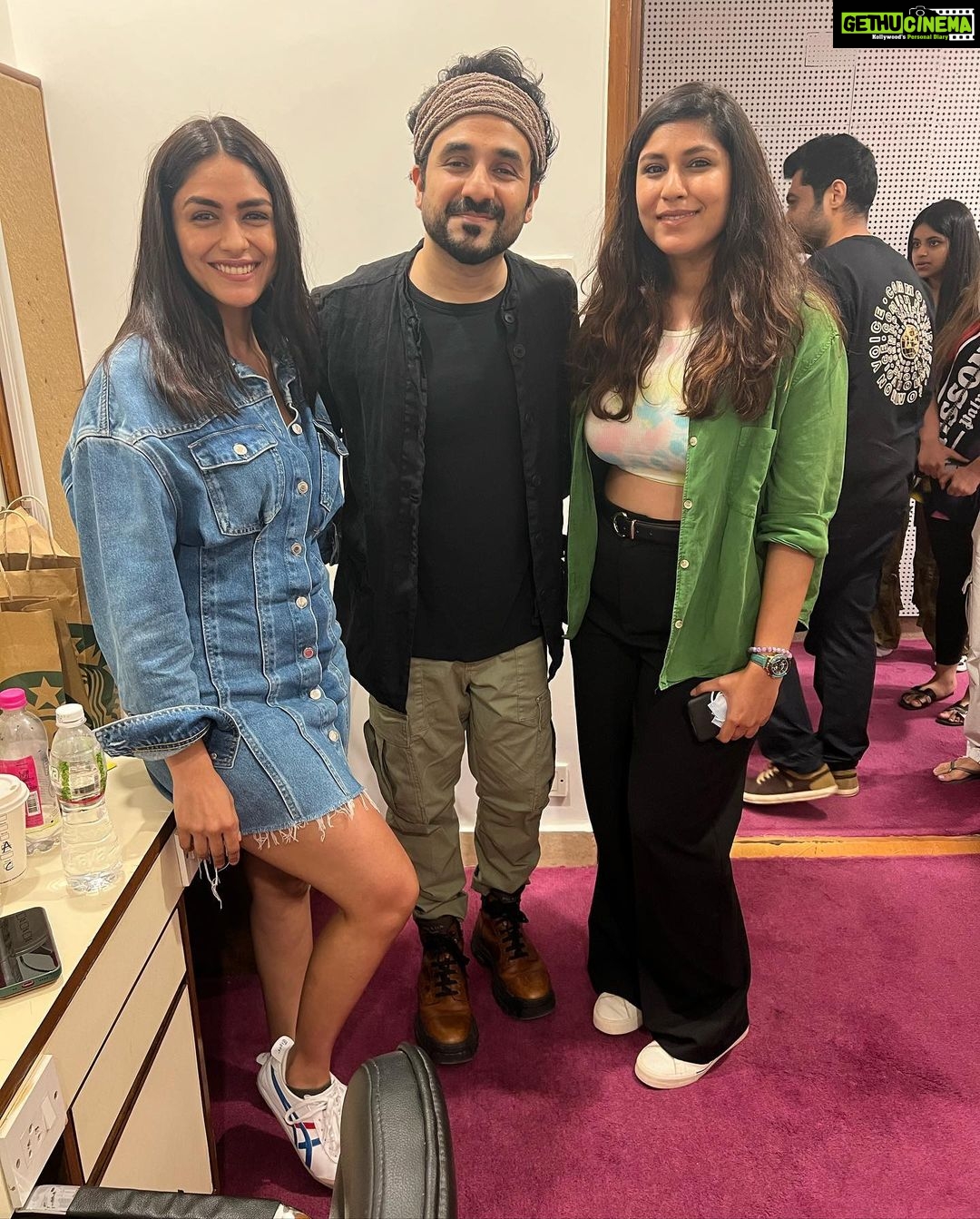 Mrunal Thakur Instagram - It was lovely to finally attend Vir Dasβ #wantedtour. Brave, entertaining and inspiring! Thank you for making us laugh till our jaws hurt! A must watch for all!β€οΈ @virdas youβre Amazing ππ»ππ»ππ»