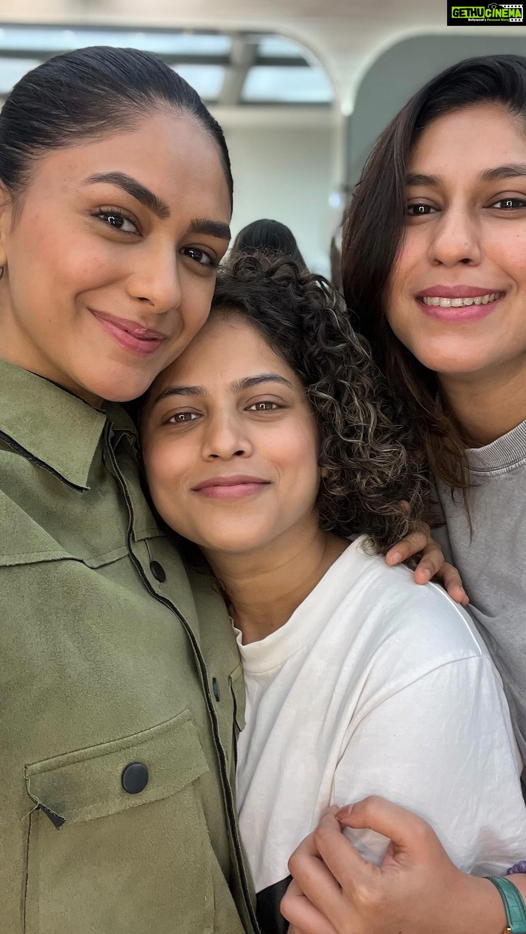 Mrunal Thakur Instagram - @aashianahluwalia this one’s for you! Ft @missblenderr_ and @deepalid10 #sunday #vanityaffair