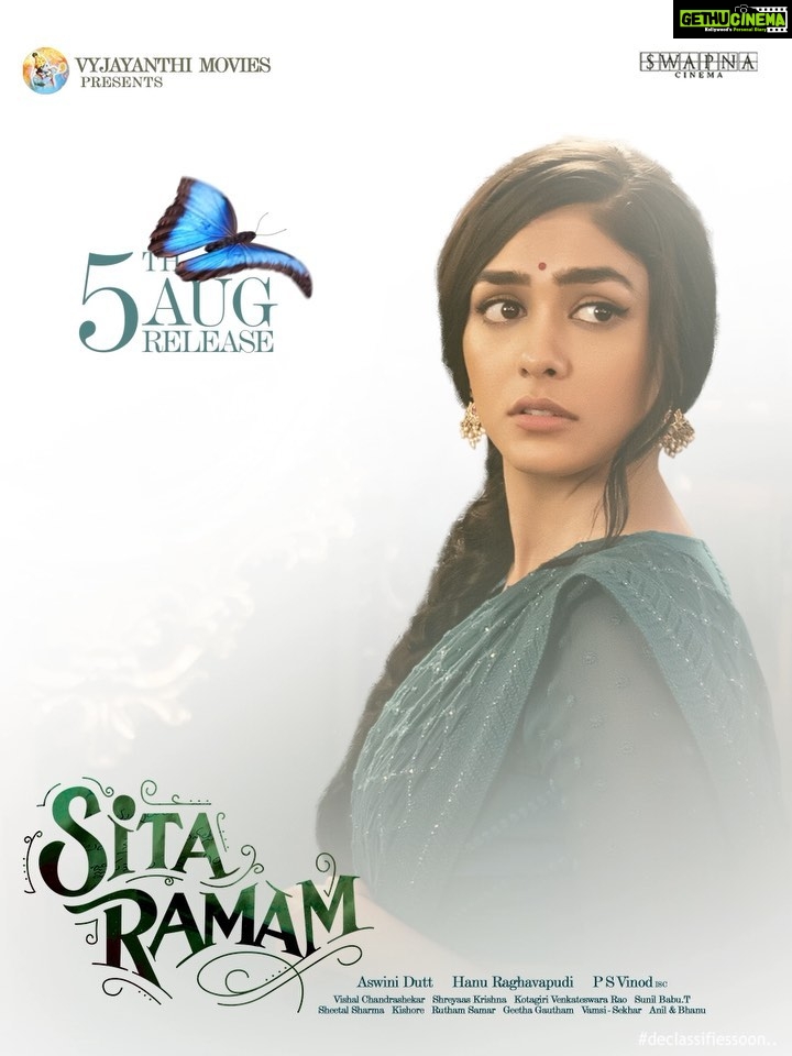 Mrunal Thakur Instagram - A love story from the pages of history delivering soon to theatres near youโฆ #SitaRamam ๐๐จ๐ซ๐ฅ๐๐ฐ๐ข๐๐ ๐๐๐ฅ๐๐๐ฌ๐ ๐จ๐ง ๐๐ฎ๐ ๐๐ญ๐ก, ๐๐๐๐ โฅ๏ธ @dqsalmaan @hanurpudi @rashmika_mandanna @sumanth_kumar @tharunbhascker #AshwiniDutt @composer_vishal #PSVinod #KotagiriVenkateswaraRao @mrsheetalsharma @vyjayanthimovies @swapnacinema @swapnaduttchalasani @priyankacdutt @sonymusic_south @spbcharan @anantha.sriram @arunalat @ramyabehara @singersinduri @madhankarky @sharrethvi @nithyamammen @sillymonksnt @geethagautham #SitaRamamOnAug5