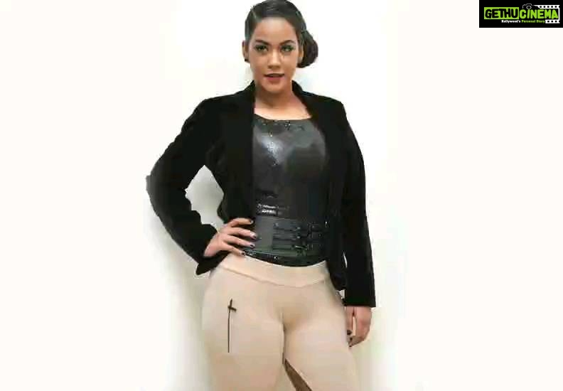 Mumaith Khan Instagram - Did we do something that set our souls on fire ? I decided to be the best version of myself. Tell me your gig. #acceptance #awesome #believeinyourself #respectyourself #care #dreams #encouragement #faith #grace #glitter #smile #stronger #peace #positivity #innerpeace #workhard #appreciation #selfesteem #selfrespect #motivation #wiser #wisdom #happiness #love #life #Power #Dynamite