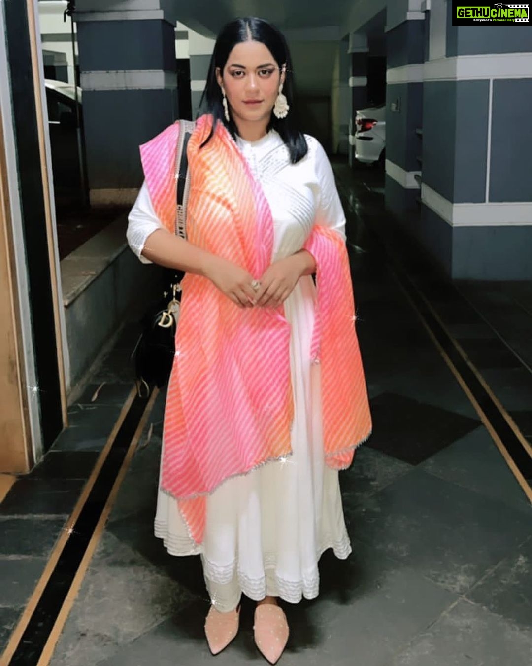 Mumaith Khan Instagram - Courage is the most important of all the virtues because without courage, you can't practice any other virtue consistently. -Maya Angelou π #acceptance #awesome #believeinyourself #respectyourself #care #dreams #encouragement #faith #grace #glitter #smile #stronger #peace #positivity #innerpeace #workhard #appreciation #selfesteem #selfrespect #motivation #wiser #wisdom #happiness #love #life ππΈπ
