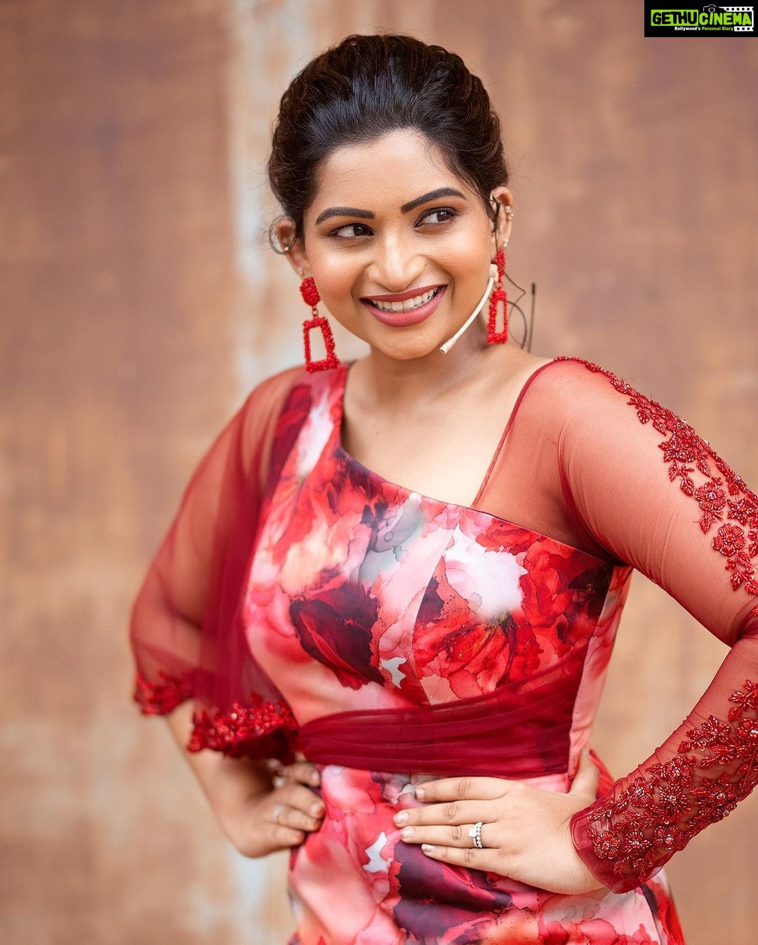 Nakshathra Nagesh Instagram - For #galattacrown2022! It felt amazing hosting an event for such a large crowd after the pandemic. π₯° Thank you @studio149 for making me step out of my comfort zone while still feeling confident and pretty β€οΈ love this! Captured in less than 3 minutes by my one and only @haran_official_ ππΌππΌ #anchormodeon #dowhatyoulove #lovewhatyoudo