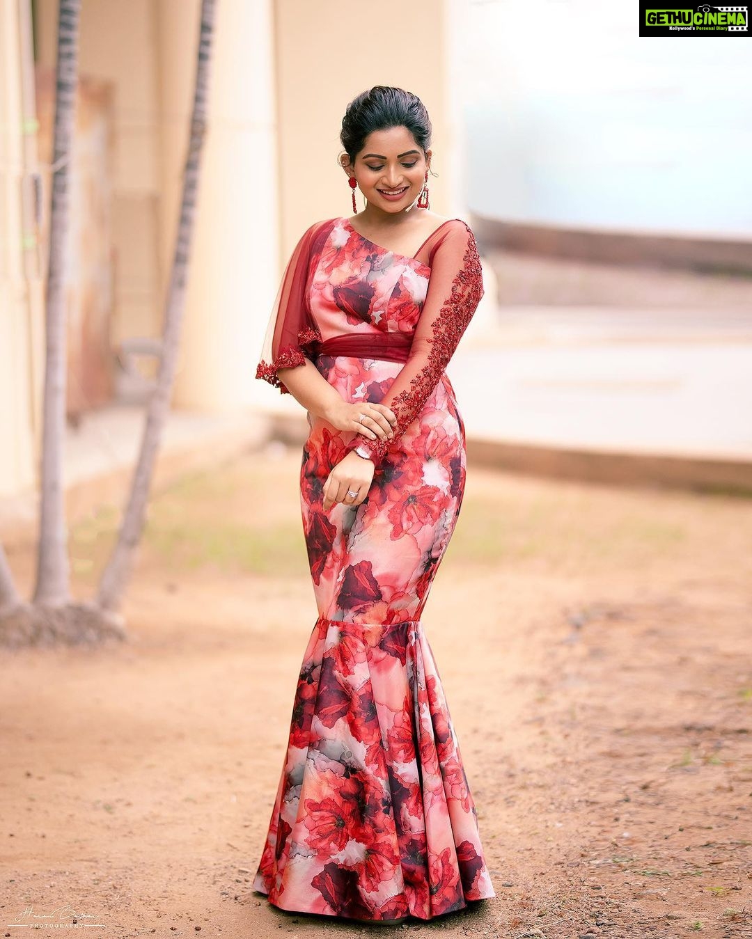 Nakshathra Nagesh Instagram - For #galattacrown2022! It felt amazing hosting an event for such a large crowd after the pandemic. π₯° Thank you @studio149 for making me step out of my comfort zone while still feeling confident and pretty β€οΈ love this! Captured in less than 3 minutes by my one and only @haran_official_ ππΌππΌ #anchormodeon #dowhatyoulove #lovewhatyoudo