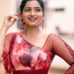 Nakshathra Nagesh Instagram – For #galattacrown2022! It felt amazing hosting an event for such a large crowd after the pandemic. 🥰 
Thank you @studio149 for making me step out of my comfort zone while still feeling confident and pretty ❤️ love this!
Captured in less than 3 minutes by my one and only @haran_official_ 🙏🏼🙌🏼 
#anchormodeon #dowhatyoulove #lovewhatyoudo