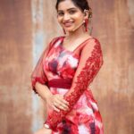 Nakshathra Nagesh Instagram – For #galattacrown2022! It felt amazing hosting an event for such a large crowd after the pandemic. 🥰 
Thank you @studio149 for making me step out of my comfort zone while still feeling confident and pretty ❤️ love this!
Captured in less than 3 minutes by my one and only @haran_official_ 🙏🏼🙌🏼 
#anchormodeon #dowhatyoulove #lovewhatyoudo