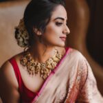 Namitha Pramod Instagram - Elegance is beauty that never fades ! 📷: @lightsoncreations Wearing: @chelaclothing Jewellery: @mspinkpantherjewel Hairdo : @rizwan_themakeupboy Makeup: Yours truly #insta #fashionstyle #trending #saree #indianwear #instagram #she #powerdressing #picoftheday #namithapramod #instapic #portraits Calicut, India