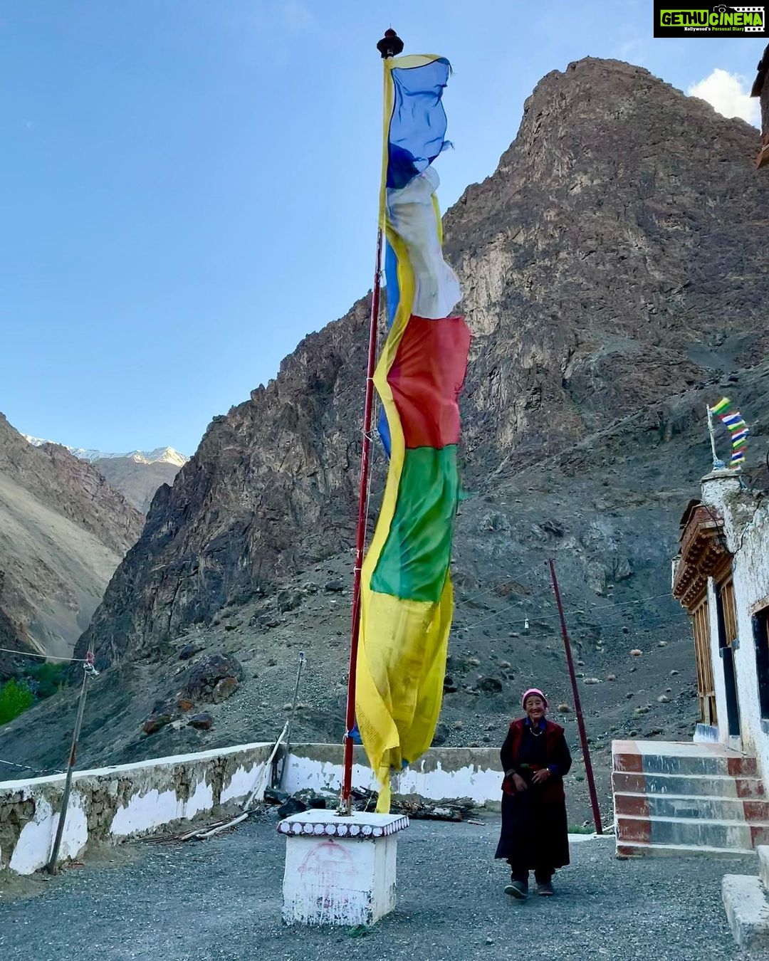 Nandita Das Instagram - Through the gorgeous gorges we went and spent the night at a Ladakhi home in Tar village. This #homestay told us more about the people, their life, warmth and generosity than any tourist destination would have. @wangchuksworld is trying to revive these villages and bring employment to them. We were glad to be their first guest. #ladakh
