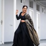 Nandita Swetha Instagram - I know you like it 😍😍❤️ . Clicked by @v_capturesphotography 📸📸 Styling_ @vishnu_vish_33 Outfit_ @bee_hive_fashion Asst by @thiru_kshtriyas . #dhee14 #dancingicon #telugudanceshow #actresslife #black #traditional