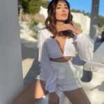 Nargis Fakhir Instagram - You were born original, don’t die a copy! No filter, no touch ups, 100% real. Shot in natural sunlight - Got to love Greece 🇬🇷 ❤️ . . . #real #reel #beboldbeyou #greece #athens @taproductionandservice Athens, Greece