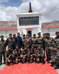 Navaneet Kaur Instagram - External Affairs Committee(परराष्ट्र व्यवहार समिती) सदस्य या नात्याने, समिती दौऱ्यात लेह लद्दाख दौऱ्या दरम्यान भारत चायना पाकिस्तान बॉर्डर येथील सैनिक कॅम्प ला भेट दिली आणि शहिद जवानांना आदरांजली वाहिली तसेच तेथील सैनिकांची भेट घेऊन त्यांच्या समस्या जाणून घेतल्या
