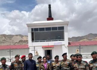 Navaneet Kaur Instagram - External Affairs Committee(परराष्ट्र व्यवहार समिती) सदस्य या नात्याने, समिती दौऱ्यात लेह लद्दाख दौऱ्या दरम्यान भारत चायना पाकिस्तान बॉर्डर येथील सैनिक कॅम्प ला भेट दिली आणि शहिद जवानांना आदरांजली वाहिली तसेच तेथील सैनिकांची भेट घेऊन त्यांच्या समस्या जाणून घेतल्या
