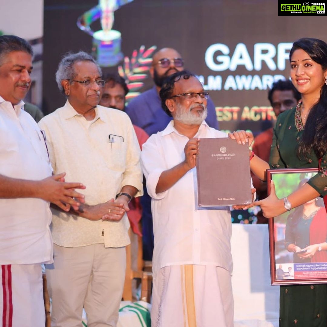 Navya Nair Instagram - Thank u GARFI .. best actress award for radhamani from oruthee .. thank u vkp @vkprakash61 @benzyproductions And sureshbabu for this oppurtunity .. Thanking the almighty and parents And also my first film director sibi malayil ..