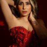 Neha Bhasin Instagram - I love the camera and it loves me back. Poser 😋 #NehaBhasin #poser #photoshoot #fashionreels #reelitfeelit #trendingreels