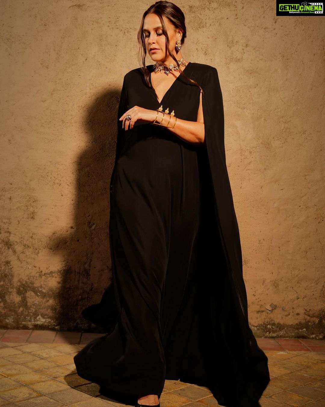 Neha Dhupia Instagram - 🖤 . . . . In @431_88 Styled by : @ayeshakhanna20 Muah : @mitavaswani Jewelry: @aquamarine_jewellery Bag : @alexandermcqueen 📸 : @kapilcharaniya