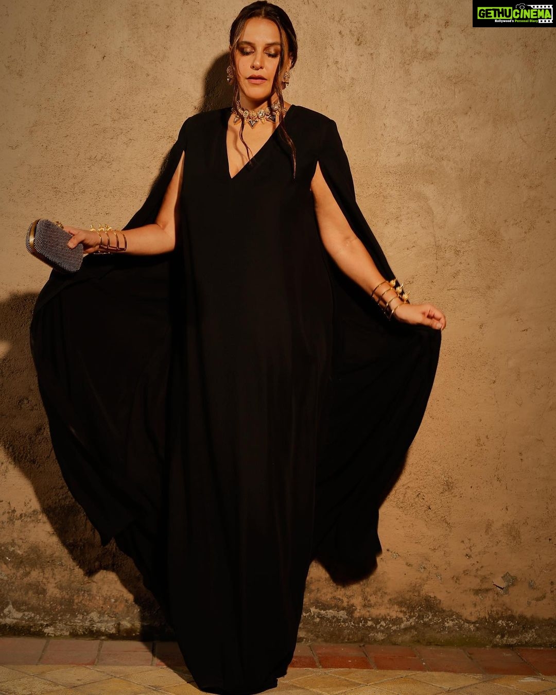 Neha Dhupia Instagram - 🖤 . . . . In @431_88 Styled by : @ayeshakhanna20 Muah : @mitavaswani Jewelry: @aquamarine_jewellery Bag : @alexandermcqueen 📸 : @kapilcharaniya
