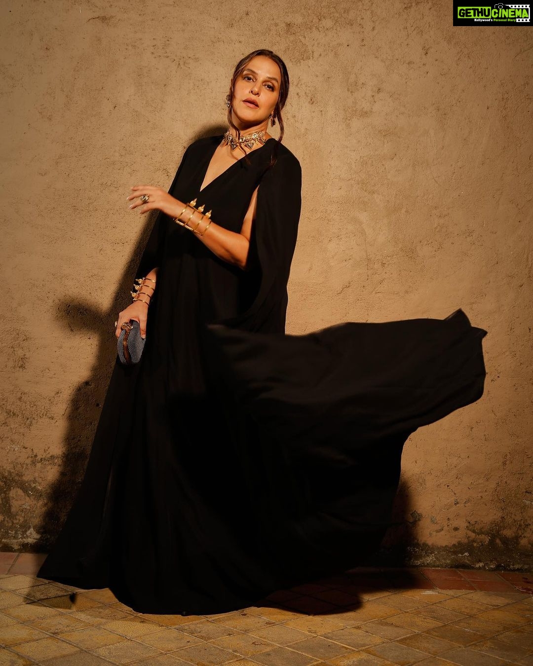 Neha Dhupia Instagram - 🖤 . . . . In @431_88 Styled by : @ayeshakhanna20 Muah : @mitavaswani Jewelry: @aquamarine_jewellery Bag : @alexandermcqueen 📸 : @kapilcharaniya