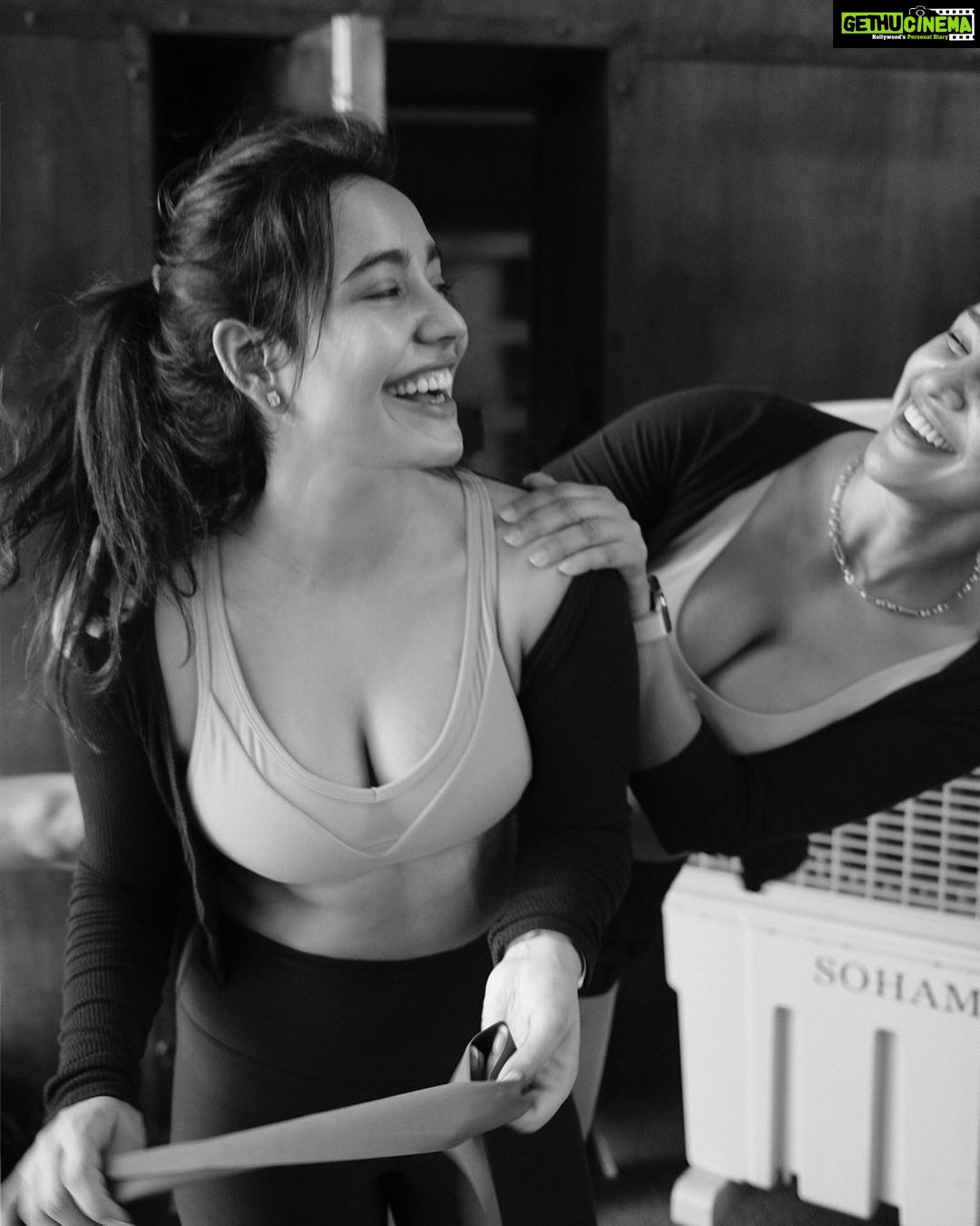 Neha Sharma Instagram - 👯♀️ Hey sister! @aishasharma25 #sharmasisters #gymlife #gym #fitnessmotivation #fitness