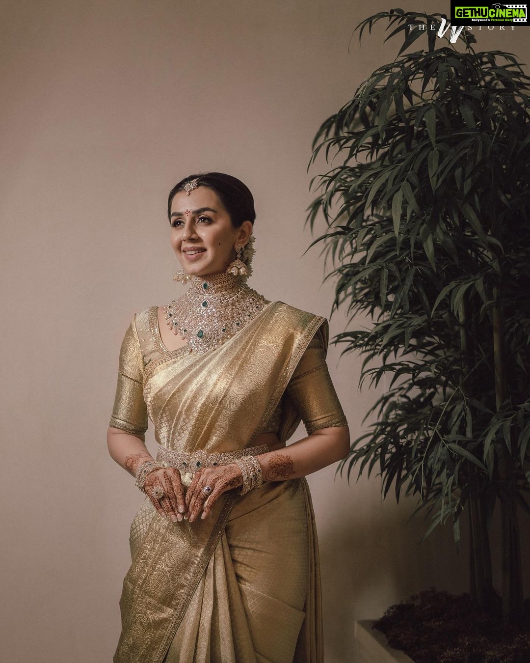 Nikki Galrani - 240.4K Likes - 💫
Outfit : @gowrisignatures @label.vida
Jewellery : @nacjewellers
Styled by : @neeraja.kona
Make up & Hair : @danam_mua
Wedding Managers & Co Planners : @spizeweddingsandevents
Wedding Decor Designers & Co-planners : @thea3project
Photography : @theweddingstory_official