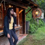 Niranjani Ahathian Instagram - What more cud I ask for?!!! #hottea #beatyofnature #beatifulweather #happymoments #pekkomylove Pc @desinghperiyasamy 😘😘