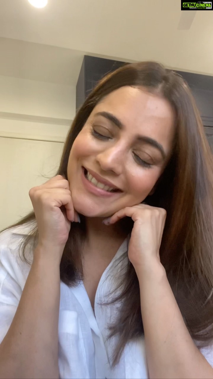 Nisha Agarwal Instagram - I created this no brush make up.. cos even a few of my friends don’t have make up brushes.. have a look. Products used; Halo Tinted moisturizer- @smashboxindia Concealer- @narsissist Brow pencil - @benefitindia Eye Pallette - @urbandecaycosmetics Creme blush - @kaybykatrina cosy coral Highlighter - @maccosmeticsindia soft and gentle Lipstick - @charlottetilbury pillow talk medium Hair straightener- @dyson_india corrale #makeup #everydaymakeup #nobrushesmakeupchallenge #beauty