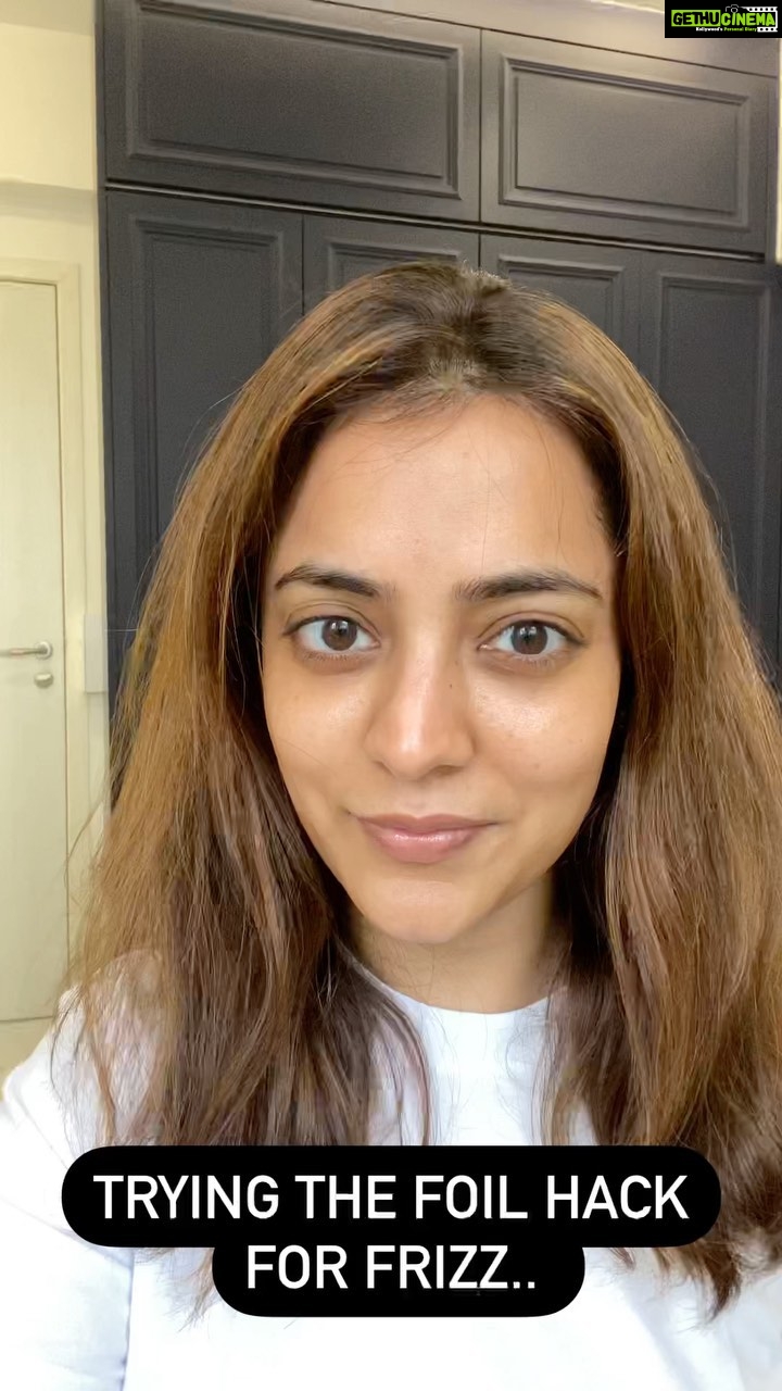 Nisha Agarwal Instagram - I tried the viral foil hack for frizzy hair and it works ๐๐ป itโs looks better on styled hair cos it comes back to the original style without any frizz. #lifehacks #hack #hairhacks #beautyhacks