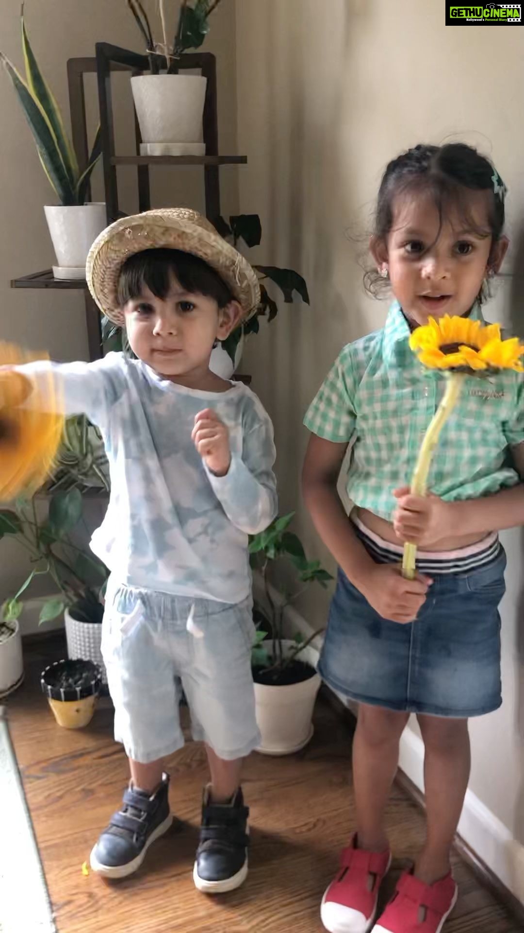 Panchi Bora Instagram - Hello I’m a flower 🌻