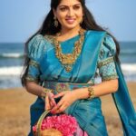 Papri Ghosh Instagram - I love traditional dress even on beach #traditional #pattupavadai #jewelry @zyr_designingstudio @zyr_rental #chennai #beach #suntv #serial #pandavarillam #kayal #actress #paprighosh #newpost #newpic