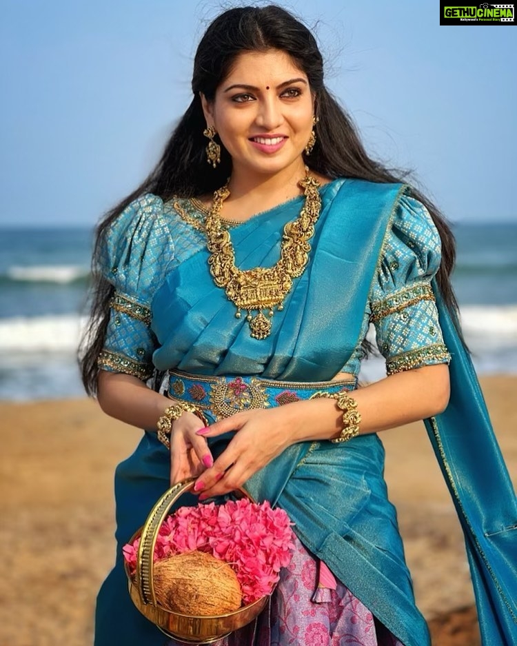 Papri Ghosh Instagram - I love traditional dress even on beach #traditional #pattupavadai #jewelry @zyr_designingstudio @zyr_rental #chennai #beach #suntv #serial #pandavarillam #kayal #actress #paprighosh #newpost #newpic
